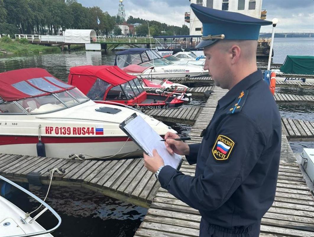 Судебные приставы во время рейда в Костроме обнаружили лодку должника     