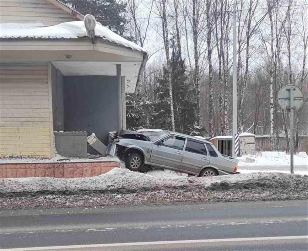 В Костроме нетрезвый водитель легковушки врезался в здание 