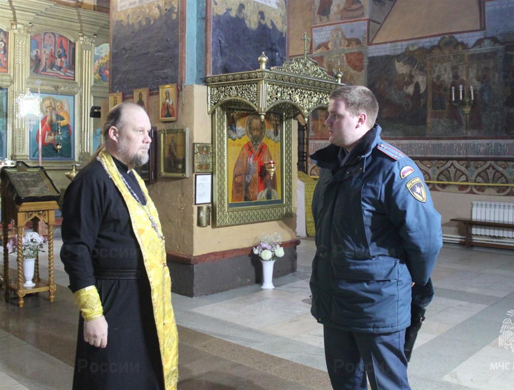 Перед рождественскими богослужениями сотрудники МЧС проверяют костромские храмы