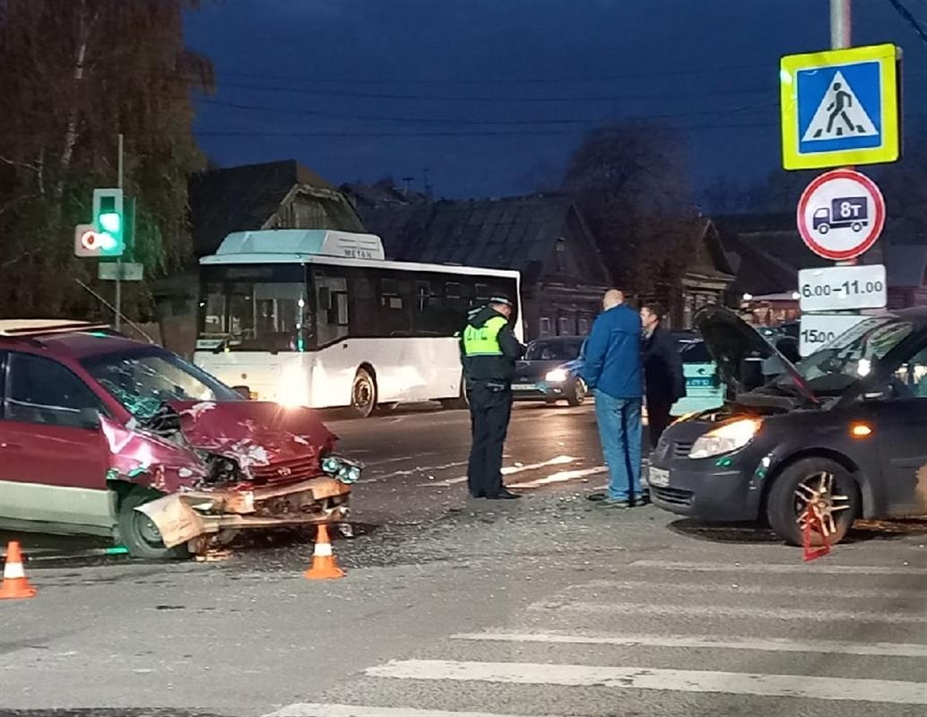 При столкновении двух иномарок на костромском перекрестке пострадали пассажиры