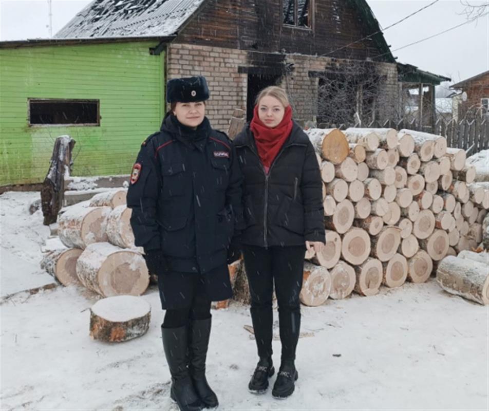 В Костромской области инспектор ПДН и ее стажер спасли жильцов из горящего дома
