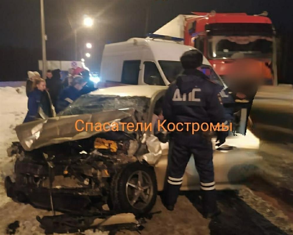 На костромской трассе иномарка столкнулась с грузовиком: пострадали два человека