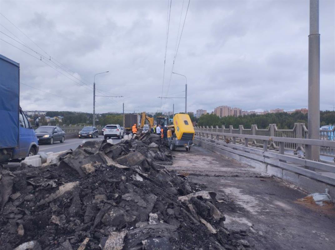 На костромском мосту подрядчик готовит основание под гидроизоляцию