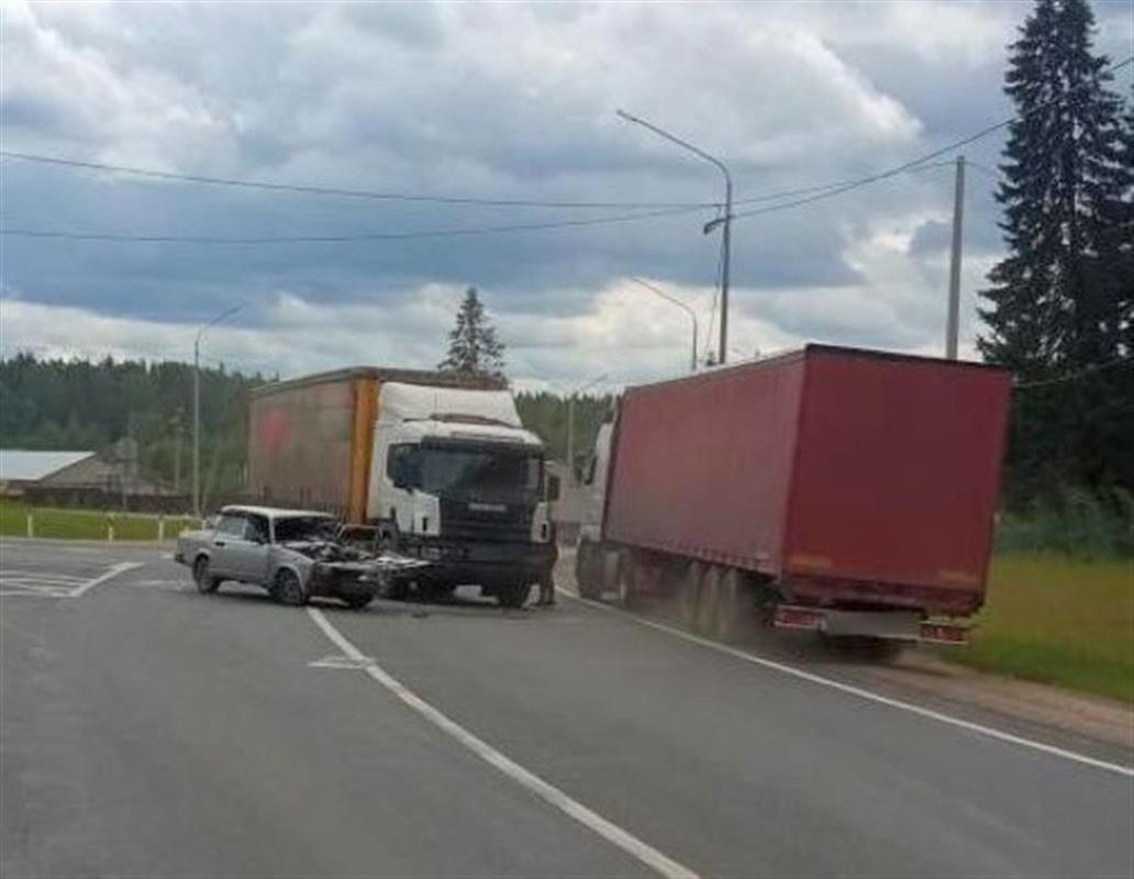 На костромской трассе «легковушка» столкнулась с грузовиком