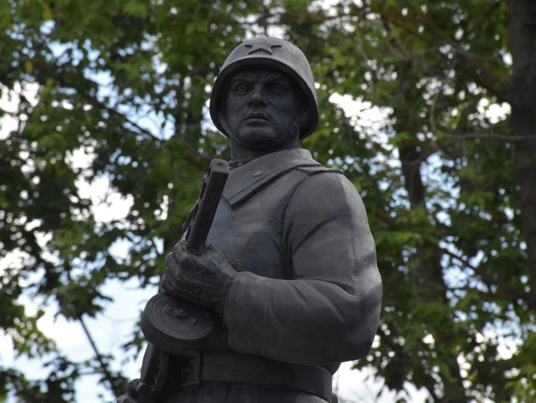 В Костромской области открыли монумент защитнику Отечества.