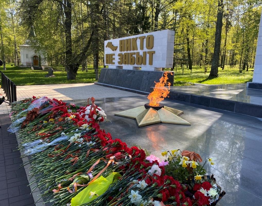 «Вахта памяти»: костромичи возлагают цветы к мемориалу «Вечный огонь»