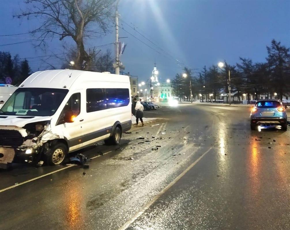 В центре Костромы иномарка столкнулась с микроавтобусом: пострадали пассажиры
