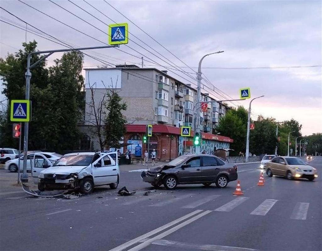 На проспекте Мира в Костроме столкнулись два легковых автомобиля: есть пострадавшие
