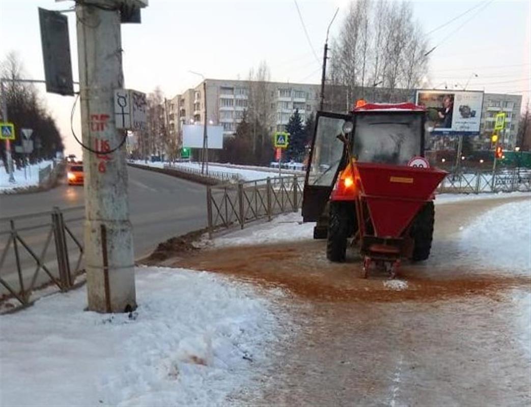 Дороги и тротуары в Костроме чистят от снега и обрабатывают от наледи