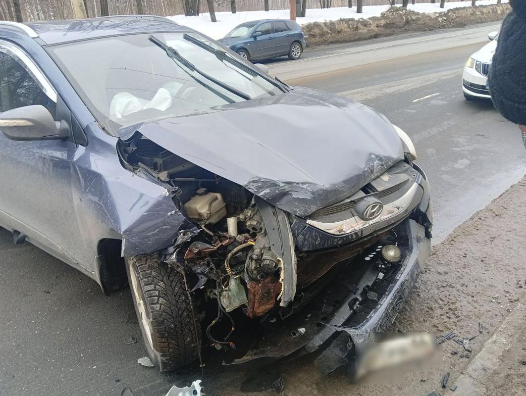 Две «легковушки» не поделили перекрёсток в Костроме: пострадали водители и пассажир
