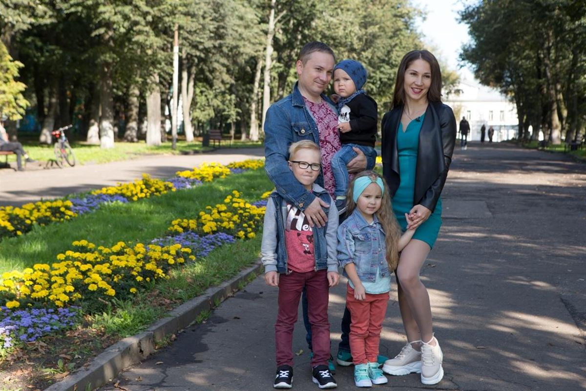 Костромские семьи с детьми начали получать июльскую выплату 10 тысяч рублей