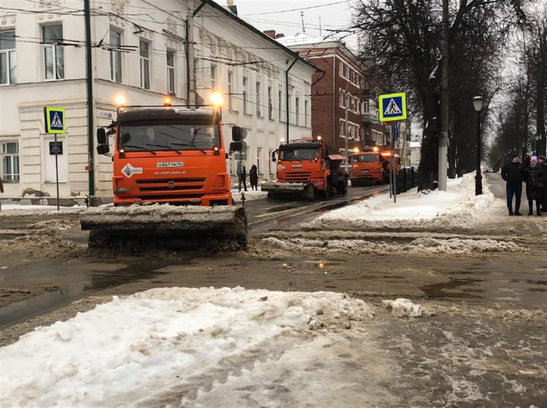 Дорожные службы чистят снег и проводят противогололёдную обработку улиц Костромы