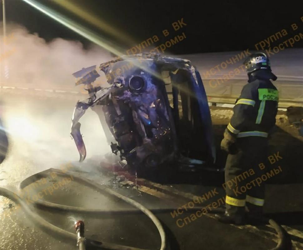 На костромской трассе сгорел автомобиль скорой помощи: погибла фельдшер