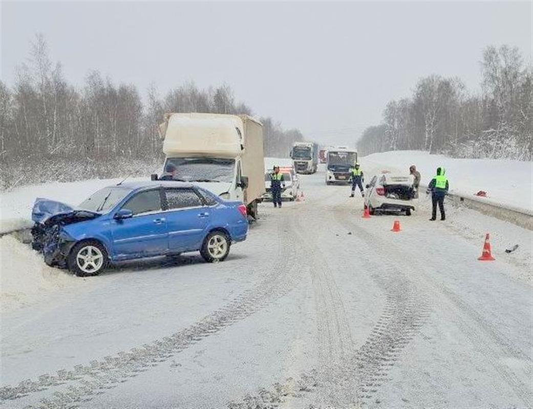 Обгон стал причиной ДТП на костромской трассе, в котором пострадали два человека
