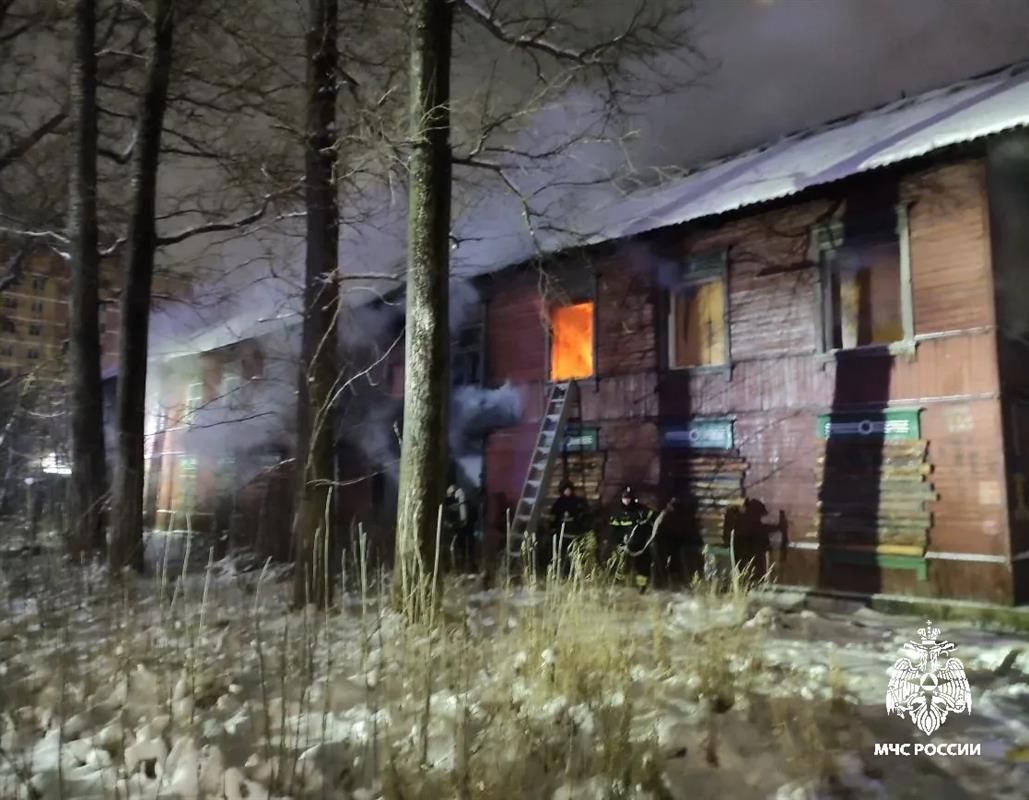 В Костроме произошёл пожар в нежилом доме на улице Ленина