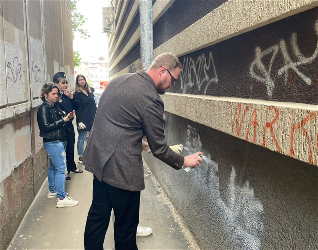 В Костроме полицейские и общественники провели акцию «Чистые стены»
