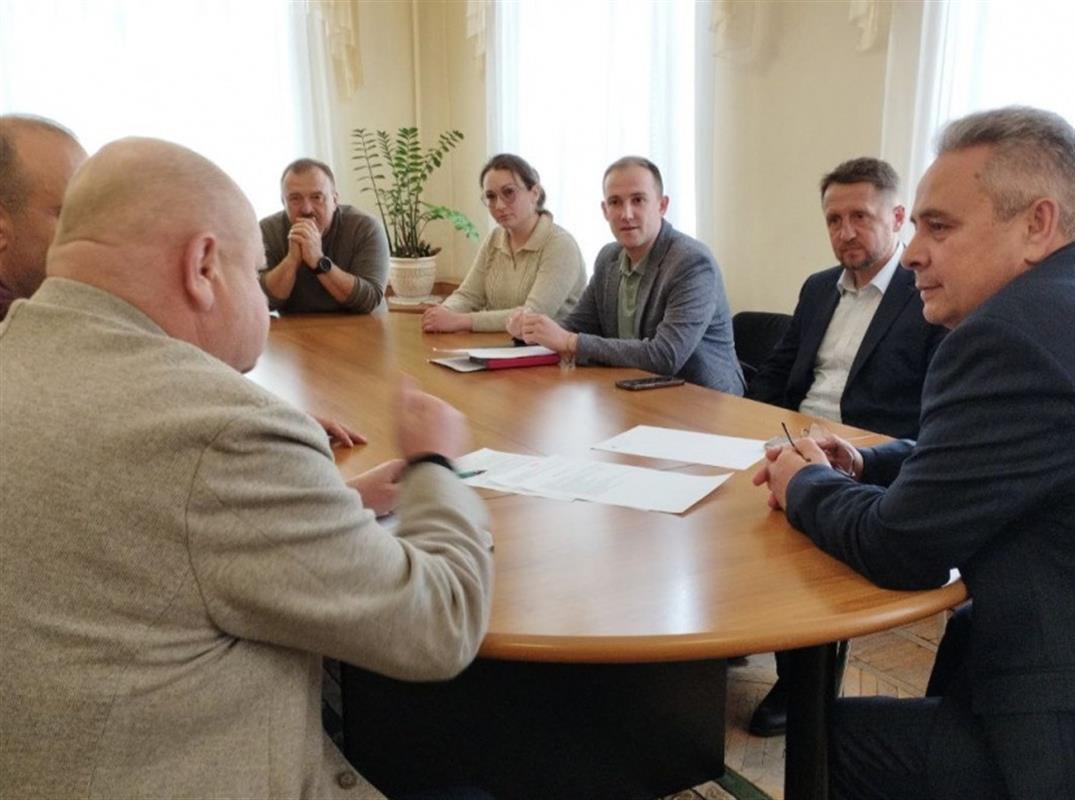 Алексей Смирнов обсудил с подрядчиками продолжение ремонта теплосетей в Костроме 
