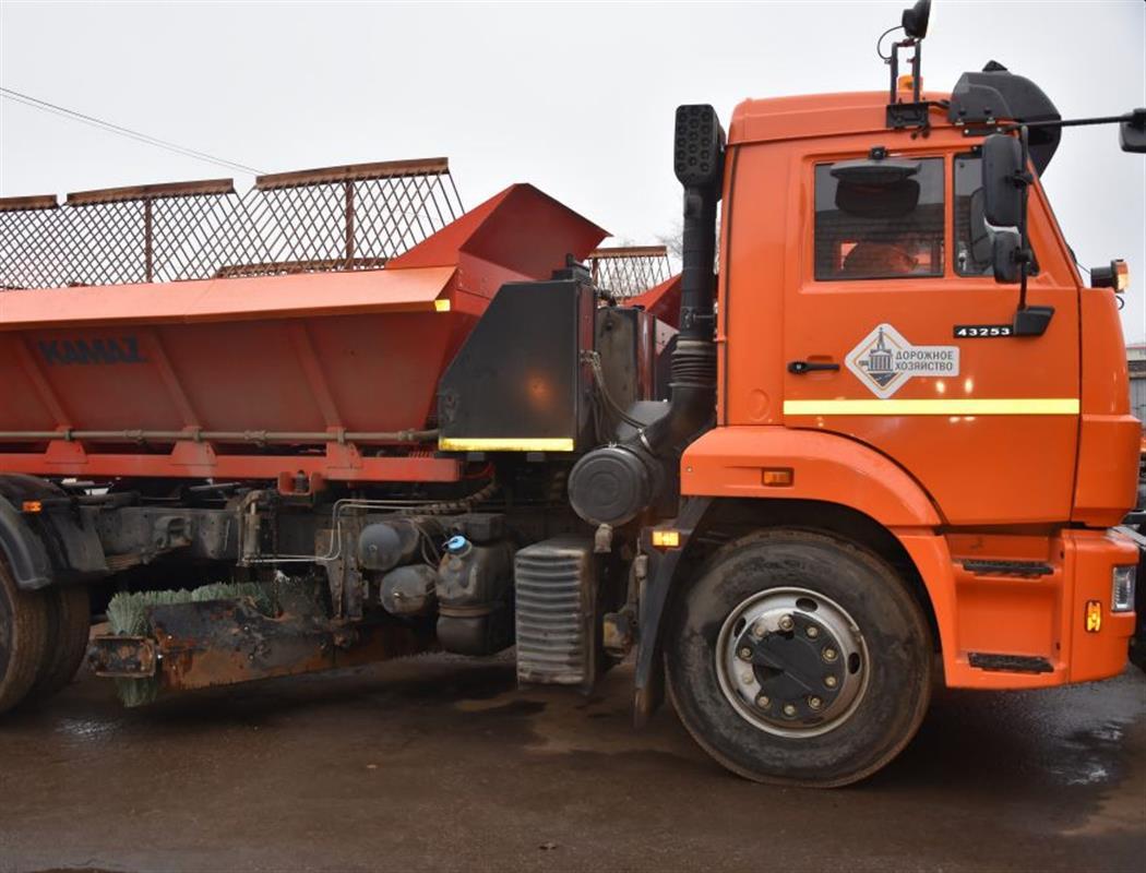 В выходные дни дорожники удаляли наледь с проезжей части и тротуаров в Костроме
