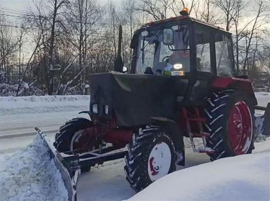 Костромские дорожники продолжают расчищать городские улицы после снегопада 