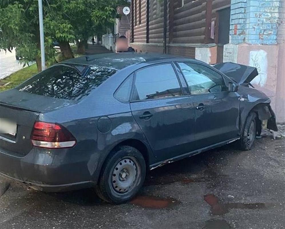 В Костроме водитель иномарки не справился с управлением и врезался в здание