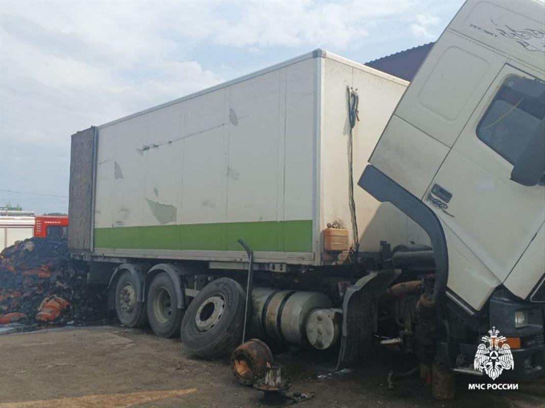 На улице Сутырина в Костроме пожарные потушили загоревшийся прицеп грузовика