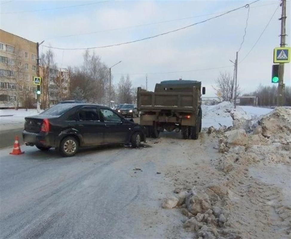 В Костроме не поделили дорогу грузовик и легковой автомобиль