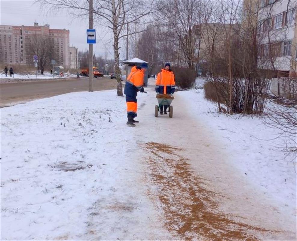 В Костроме усиливают противогололедную обработку тротуаров
