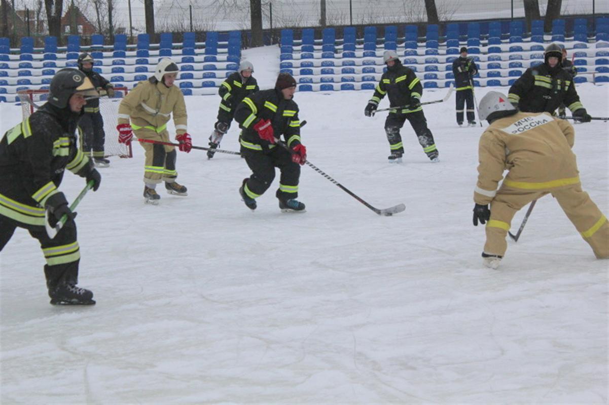 Необычный хоккейный матч состоялся в Костроме