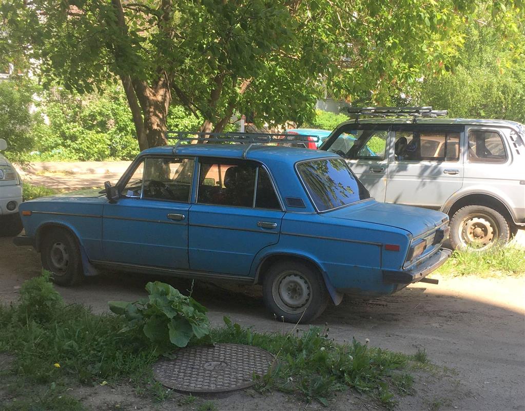 В Костроме штрафуют любителей парковаться на газонах и детских площадках