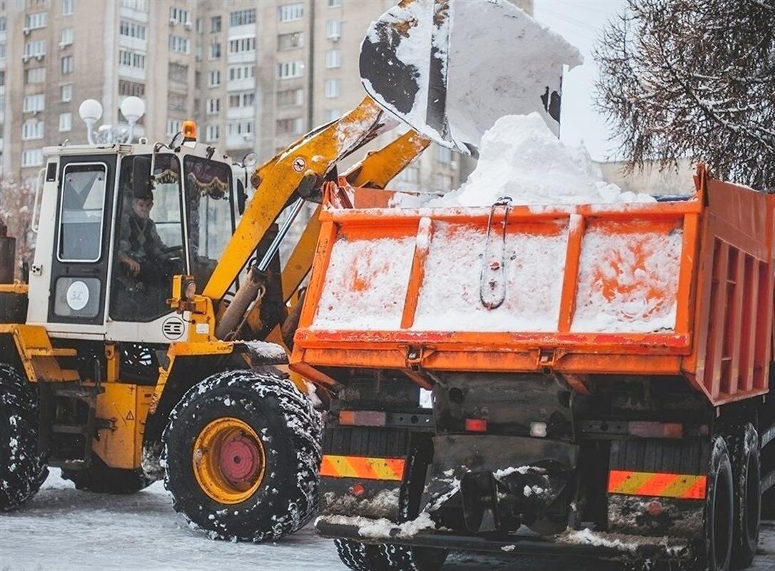 Дорожники расчищают костромские улицы после сильного снегопада 