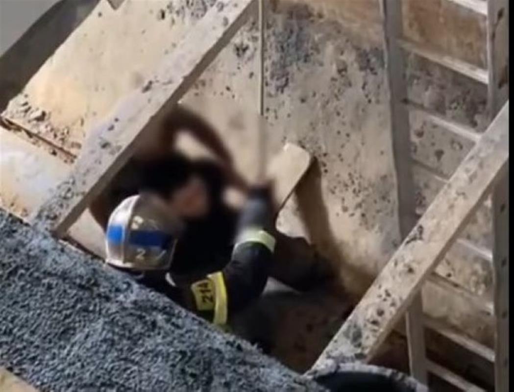 Упавшего в пятиметровую яму рабочего спасли в Костроме 