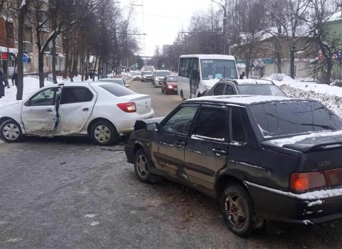 Два ДТП произошли в Костроме из-за нежелания водителей уступить дорогу