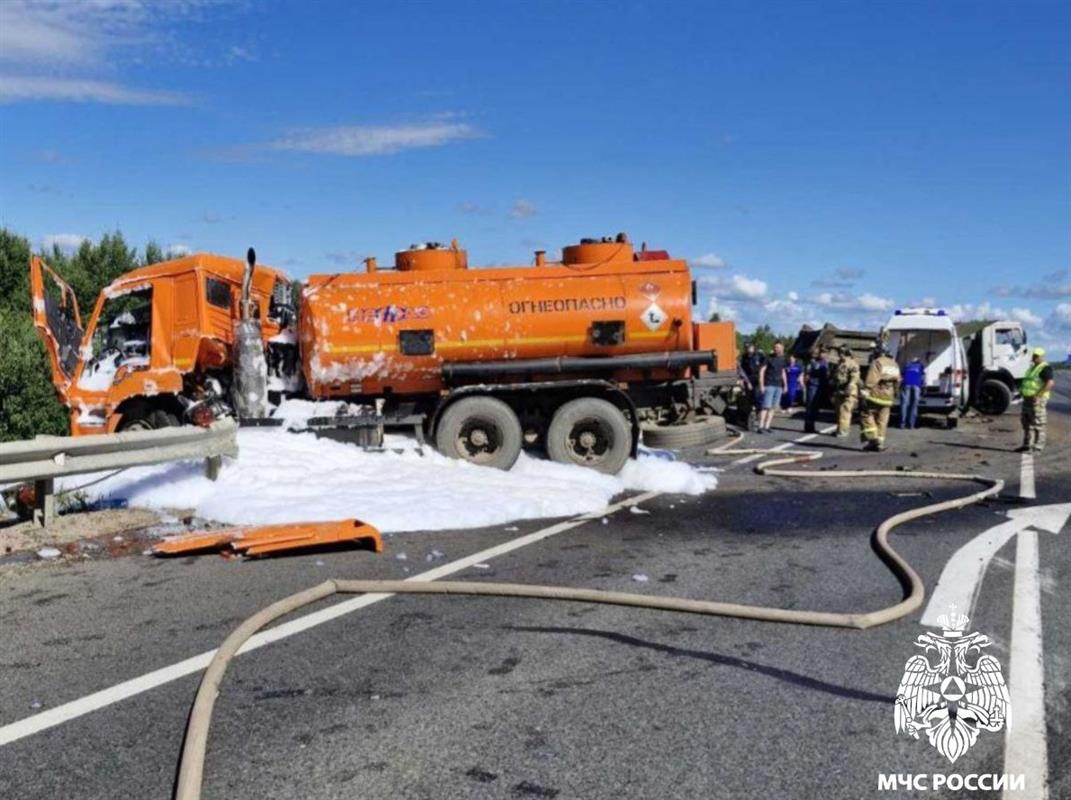 В Костромской области бензовоз столкнулся с большегрузом: есть пострадавшие
