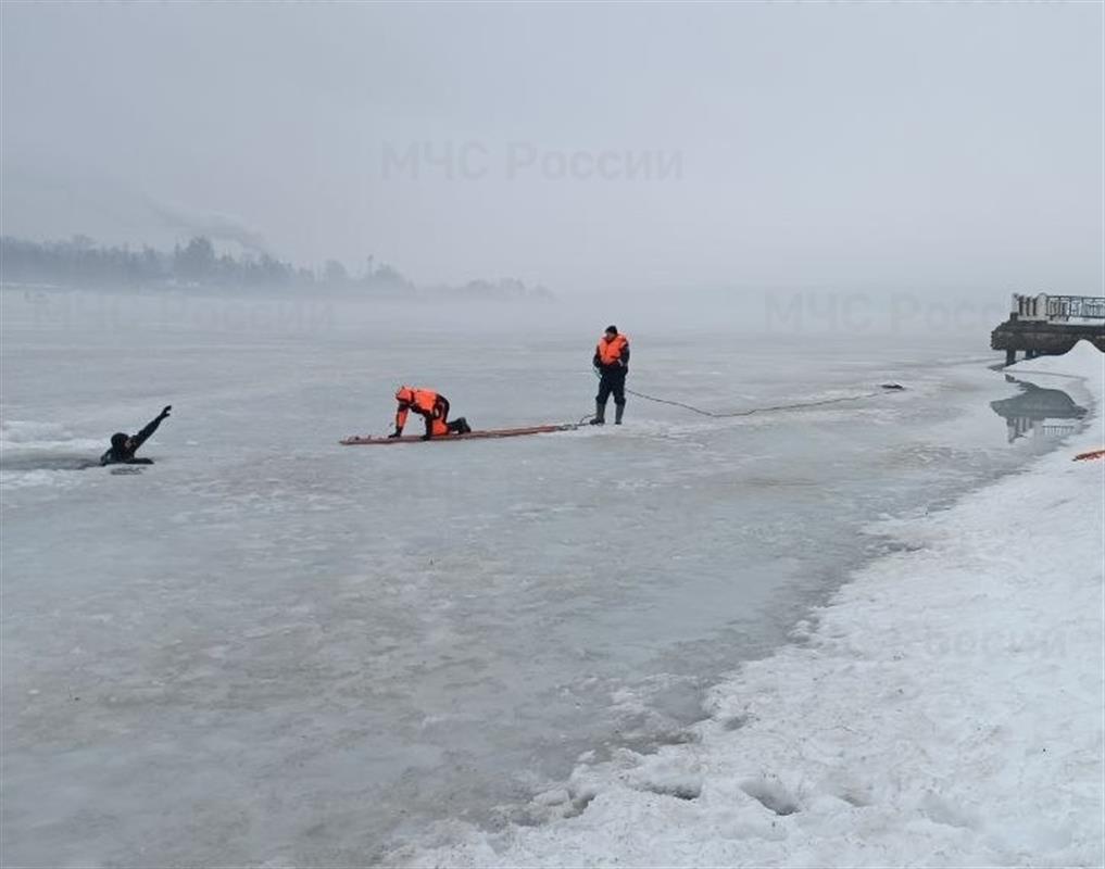 В Костроме спасатели наглядно продемонстрировали, чем может закончиться выход на лёд