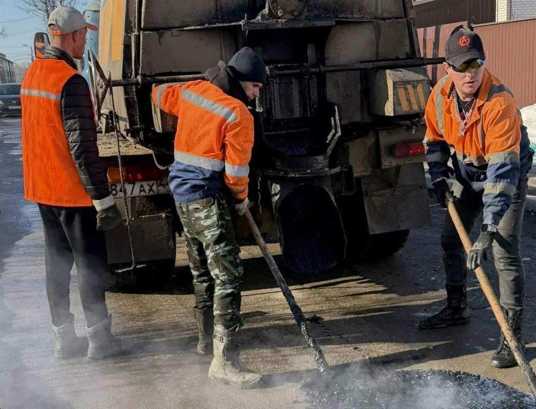 Костромские дорожники устраняют дефекты асфальтового покрытия