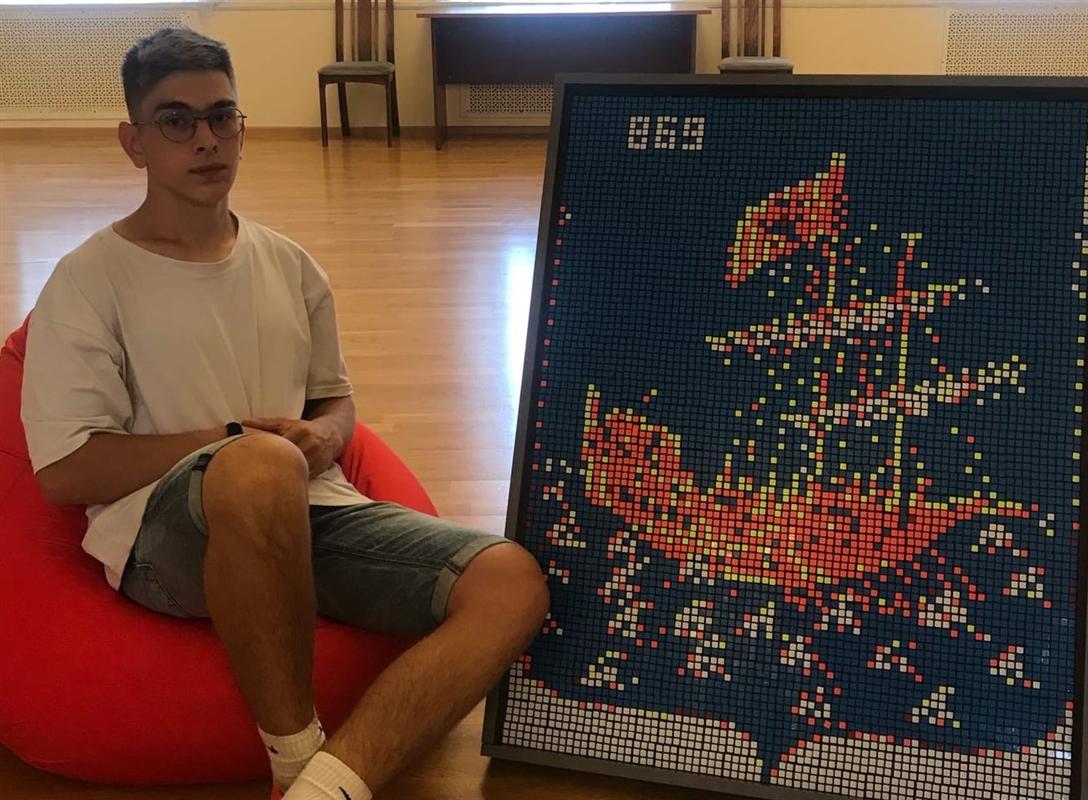 Юный костромич собрал герб родного города из кубиков Рубика