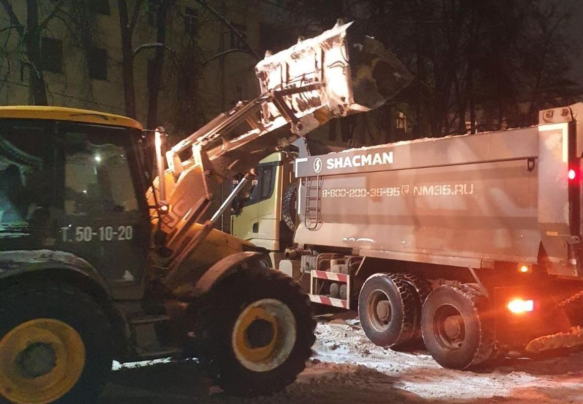 В Костроме чистят улицы от снега и промывают ливневки