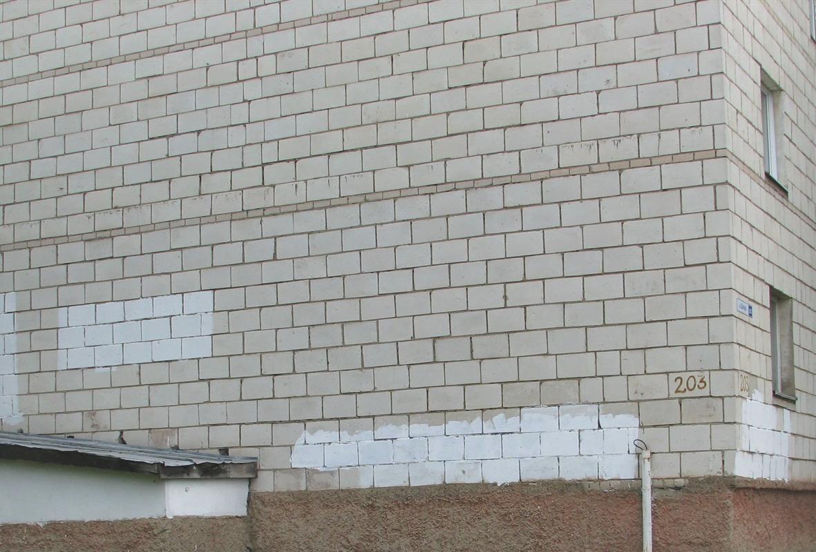 Фасады костромских домов очищают от незаконных надписей