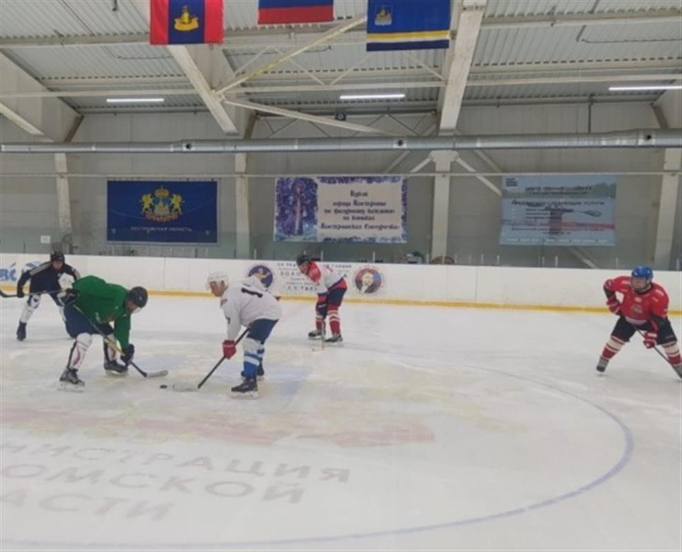 В Костроме сотрудники МЧС провели товарищеский матч по хоккею 