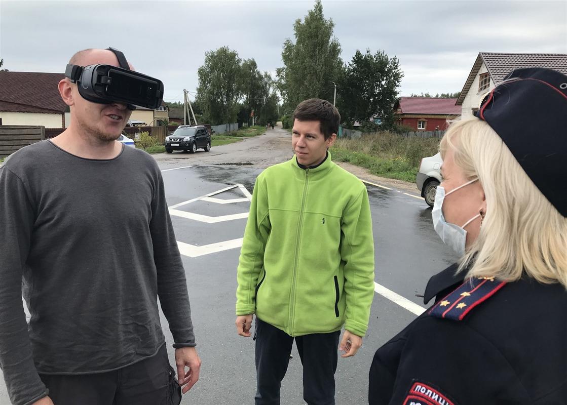 Опасные ситуации на дороге костромские водители испытали в виртуальной реальности