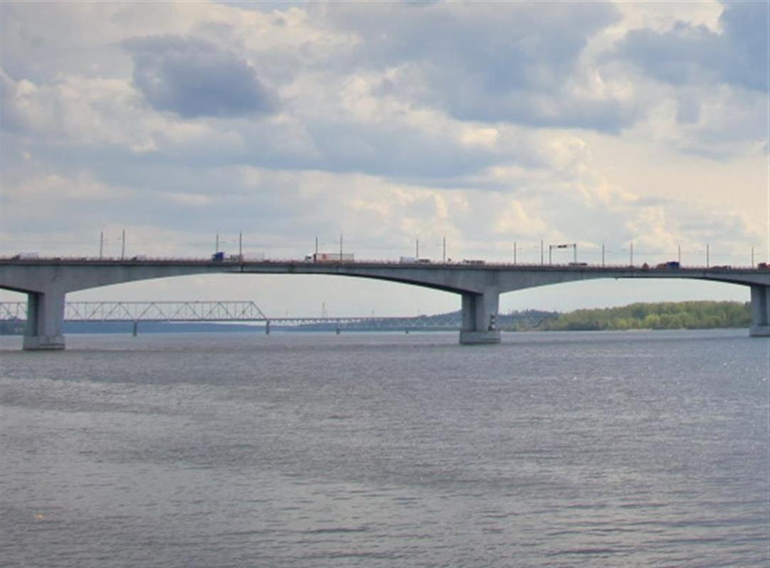 Костромских водителей призывают соблюдать правила во время проезда по мосту через Волгу