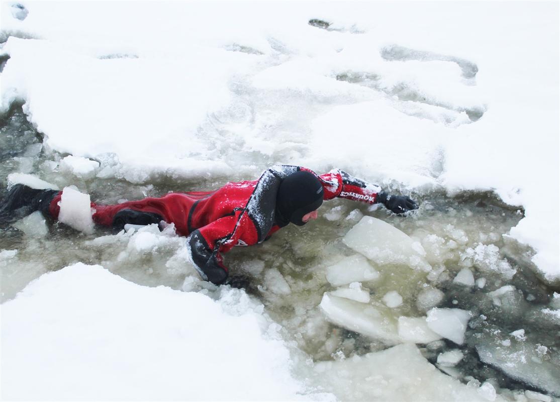 Костромичам наглядно показали, чем может обернуться выход на лед
