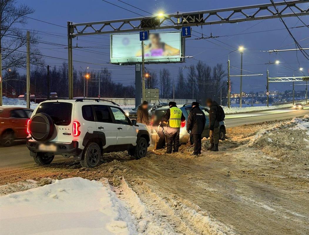 Костромские автоинспекторы помогли водителю вытащить застрявшую иномарку 
