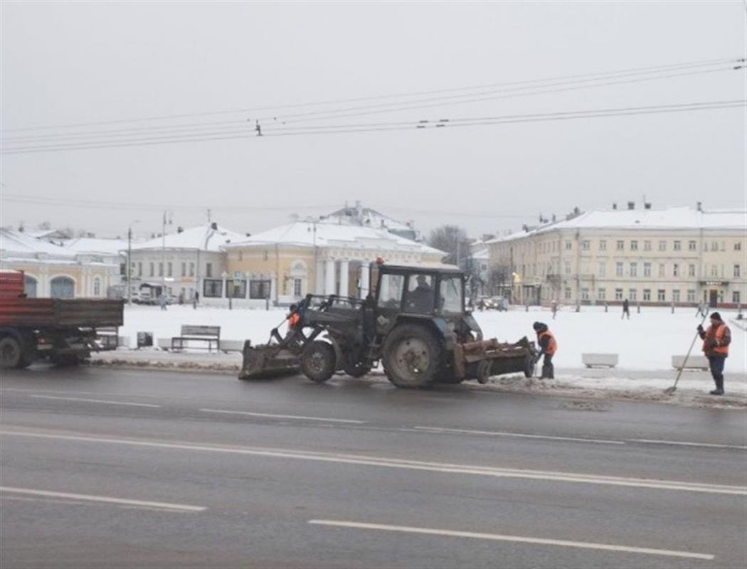 В Костроме проводят противогололёдную обработку пешеходных зон
