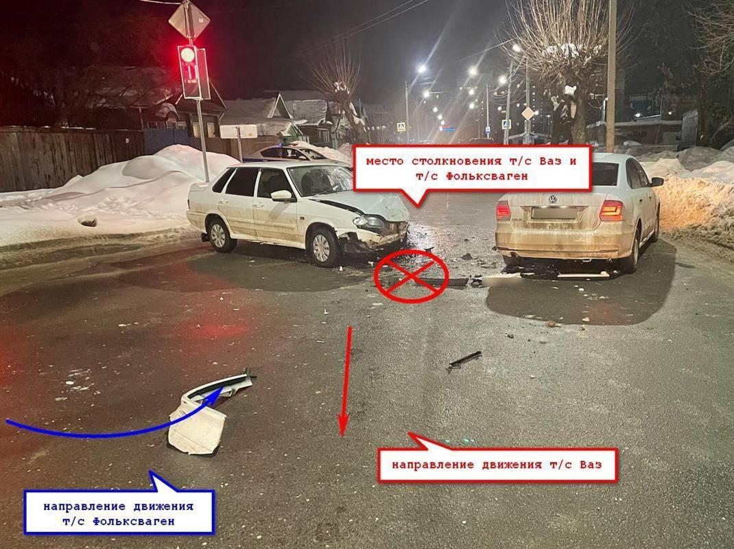 В Костроме на перекрестке столкнулись две «легковушки»: пострадала пассажир