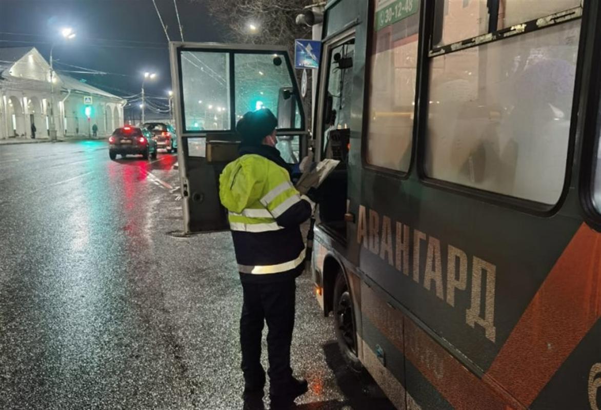 Госавтоинспекторы проверяют техническое состояние общественного транспорта в Костроме
