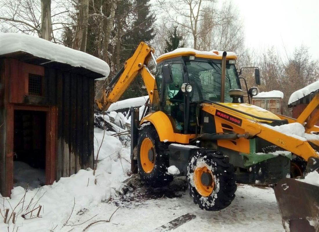 В Костроме снесли еще несколько бесхозных аварийных построек