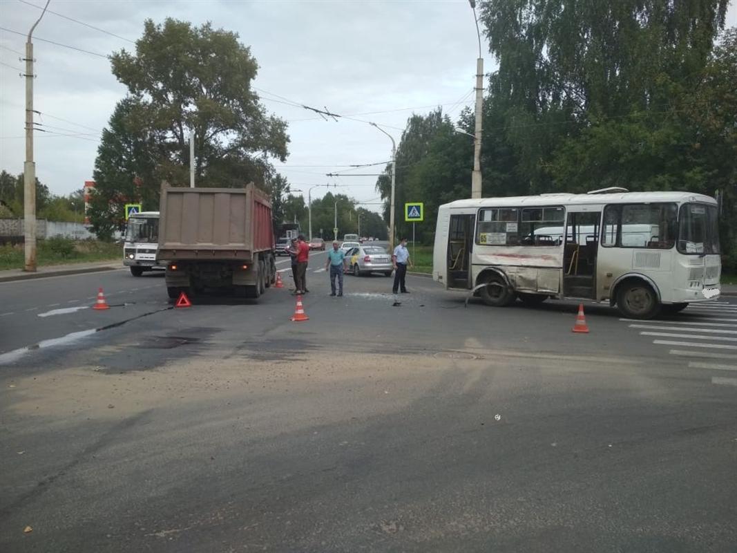 В Костроме автобус с пассажирами не смог разъехаться с грузовиком
