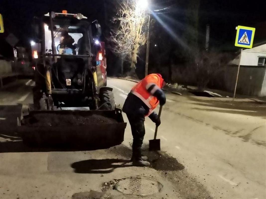 На костромских дорогах устраняют дефекты асфальтового покрытия
