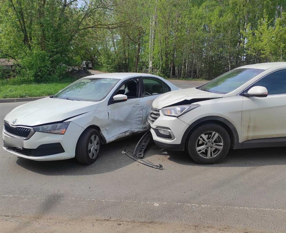 В Костроме водители не поделили дорогу и разбили свои иномарки